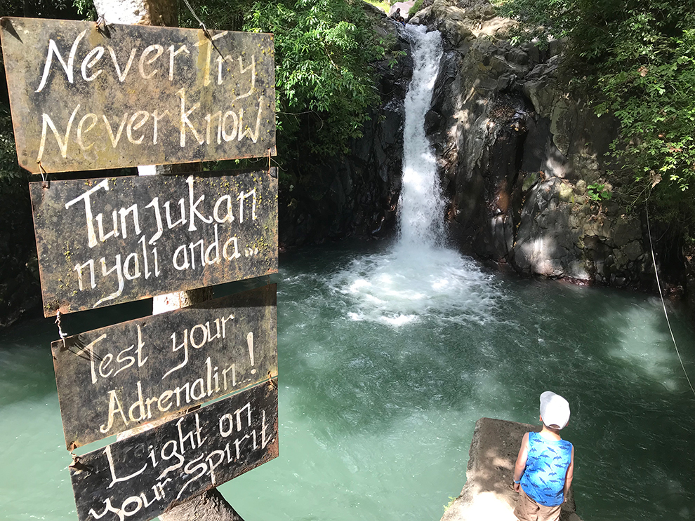 Samen met kinderen avontuurlijke watervallen in Bali bezoeken