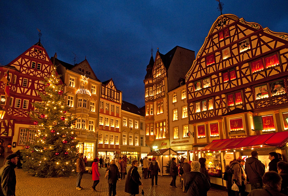 Kleurrijk versierde gevels op de kerstmarkt in Koblenz