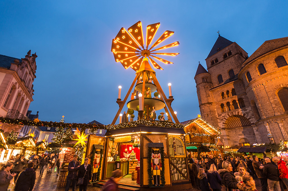 Kleurrijke kerstmarkt in Trier, Rijnland-Palts