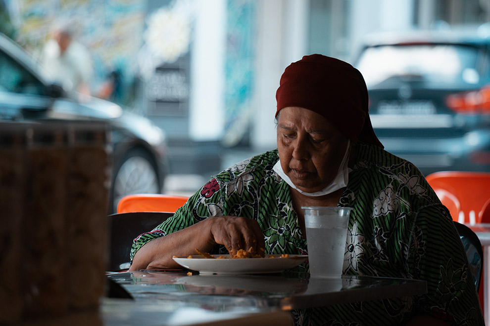 Lokale vrouw aan het eten in Singapore 