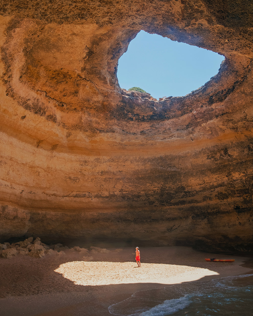 Benagil grot aan de Algarve kust in Portugal