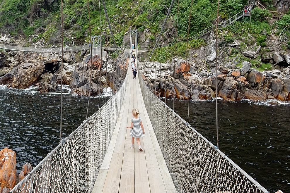 Kinderen op de brug van Tsitsikamma National Park