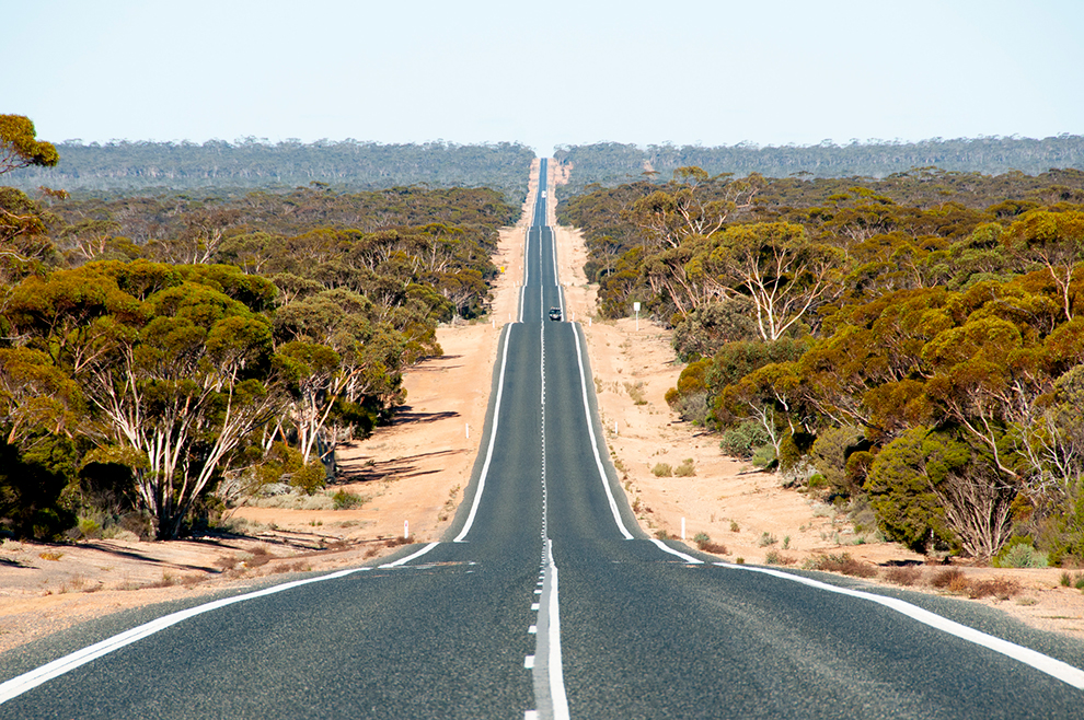 Eindeloos lange weg door Australisch landschap