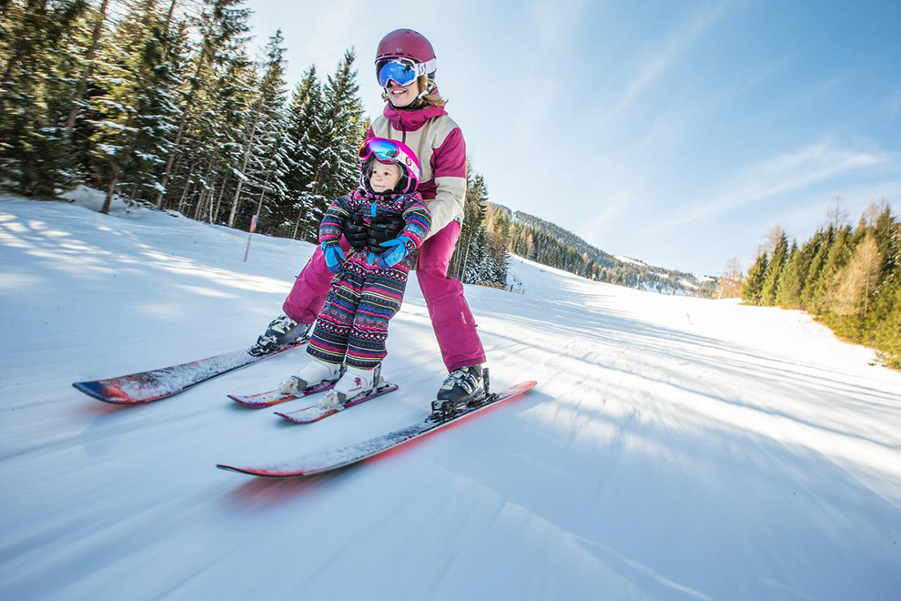 Moeder en dochter op skies in Oostenrijk