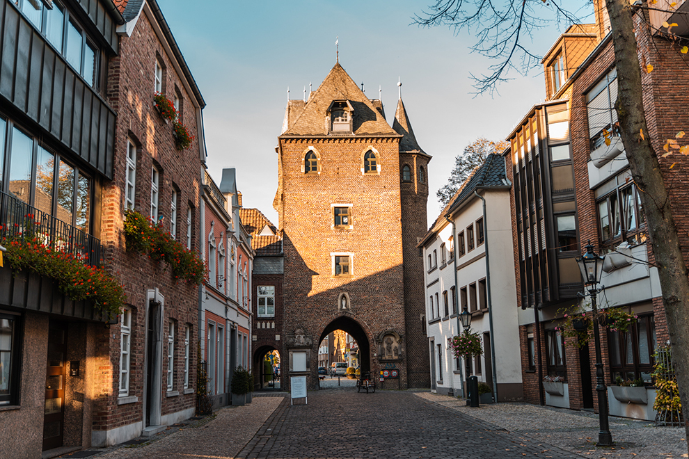 Wandelen door de oude straten van stad Kempen in Duitsland