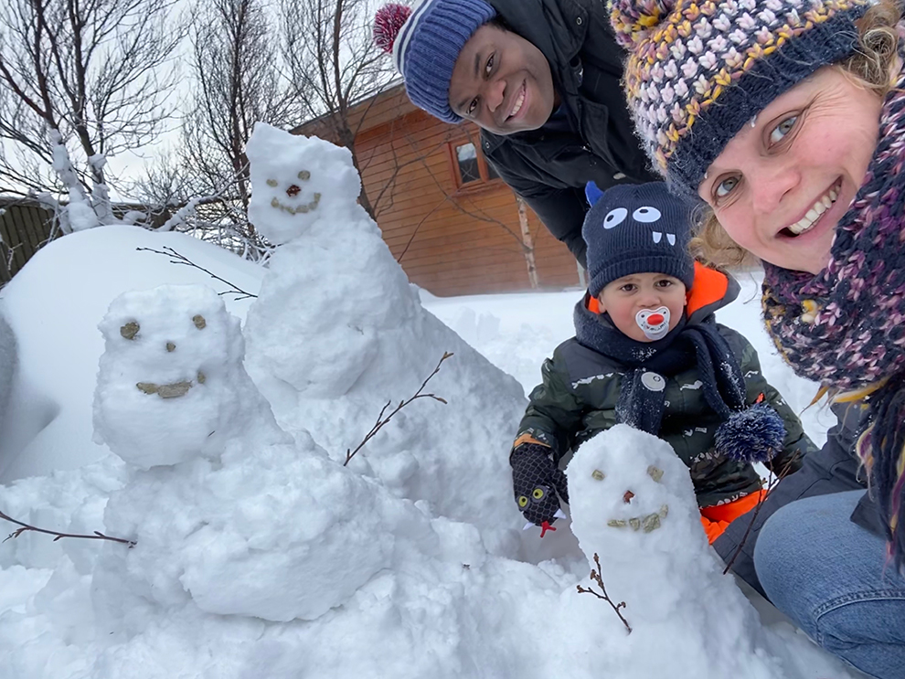 Sneeuwpoppen maken met gezin in IJsland