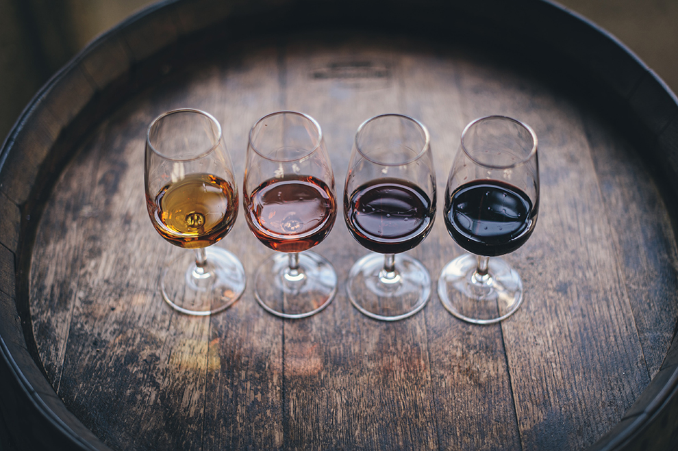Verschillende soorten wijn in glazen op een rij
