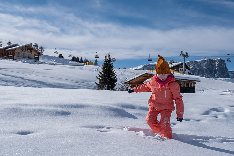 Maeve wandelt in de diepe sneeuw in Zuid-Tirol