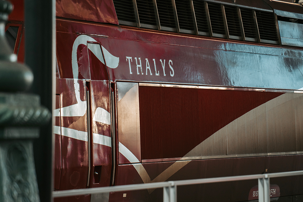 Pak de rode Thalys trein naar Parijs