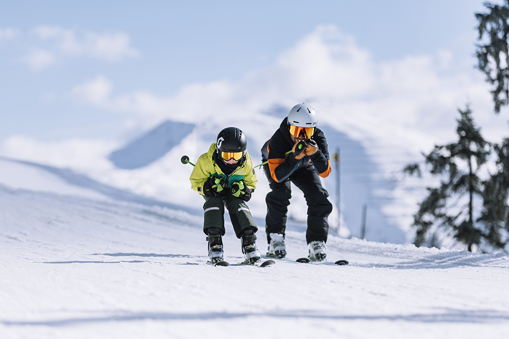 Vader en zoon skiën van piste in Oostenrijk