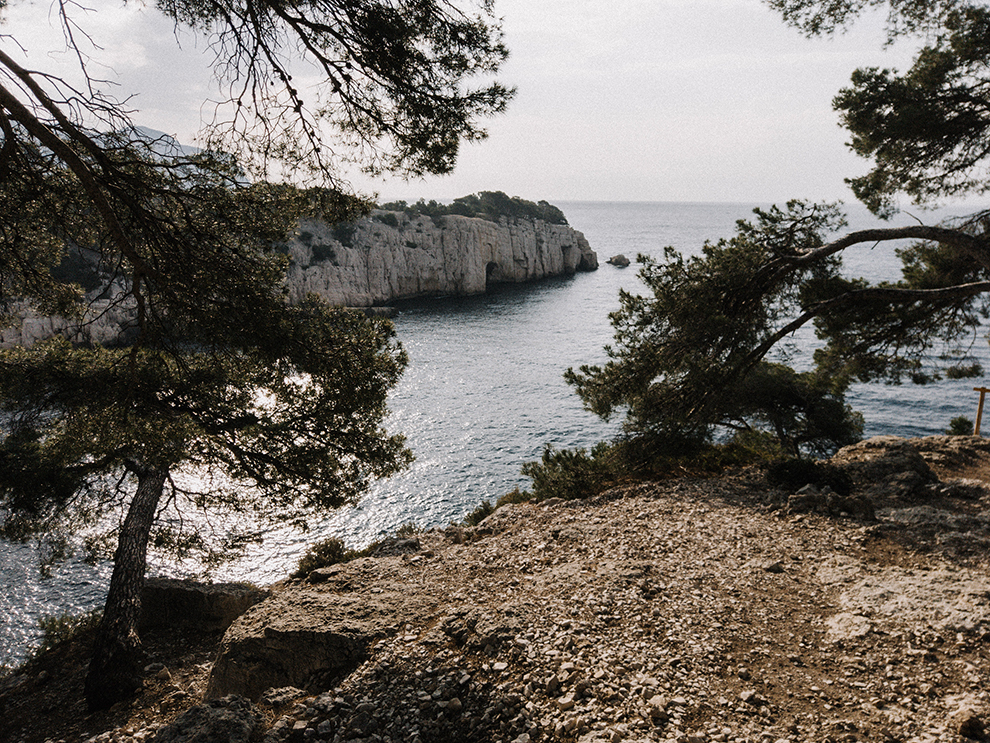 Uitzicht op baai in calanques, Zuid-Frankrijk