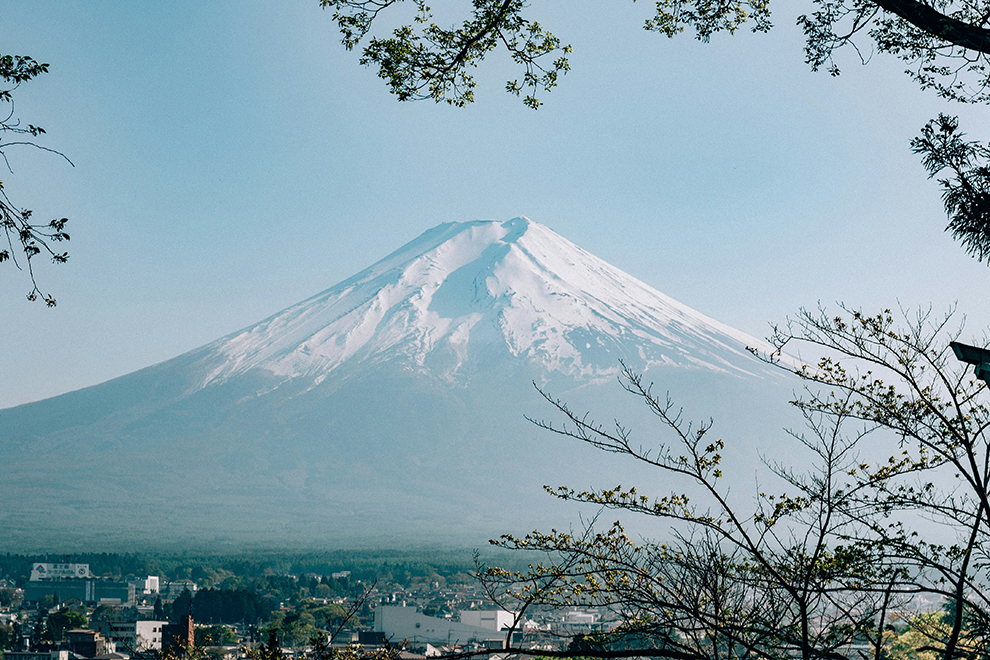 Uitzicht op besneeuwde Mount Fuji