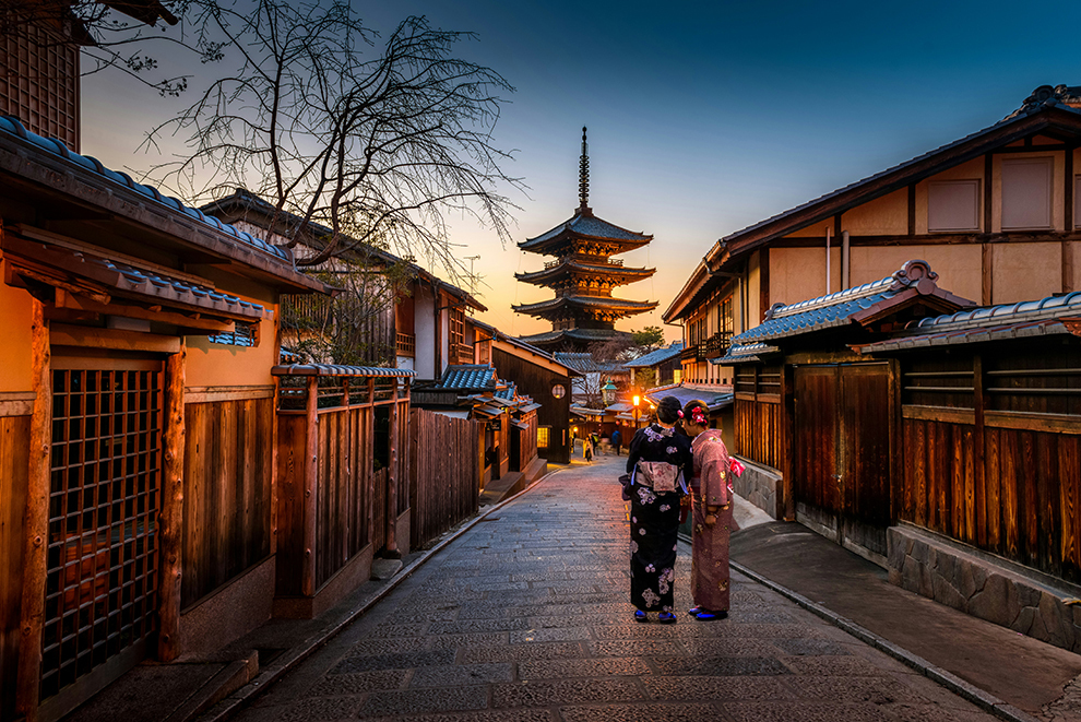 Twee Japanse meiden poseren in Kyoto