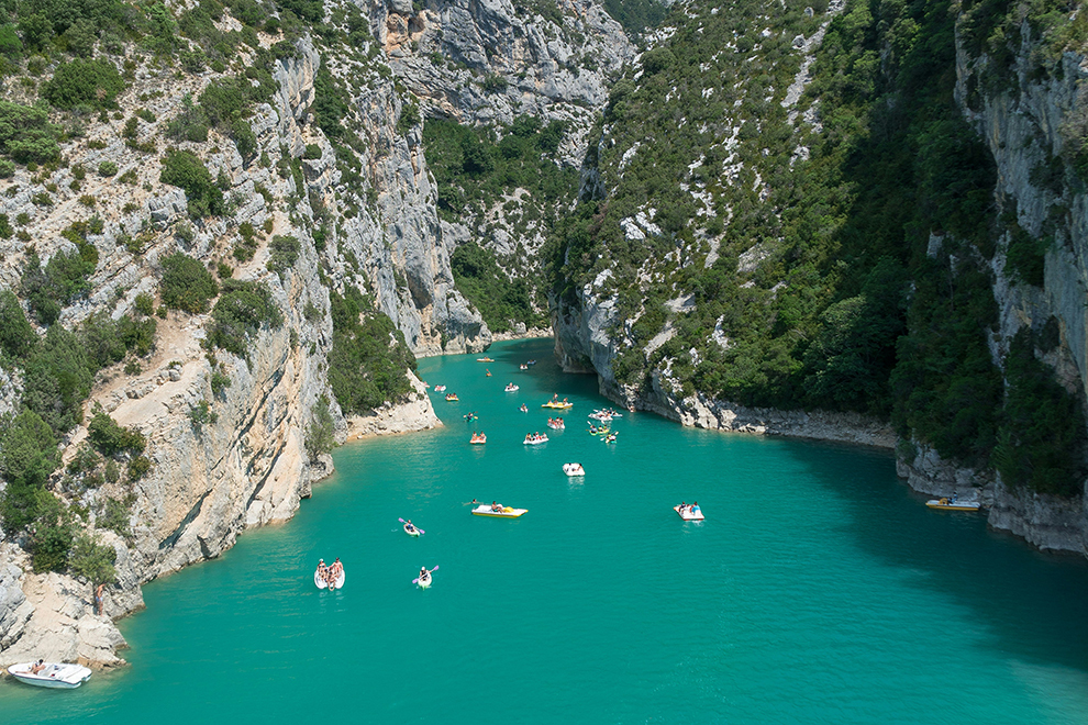 Helderblauw water in de kloof van Gorges du Verdon in Zuid-Frankrijk