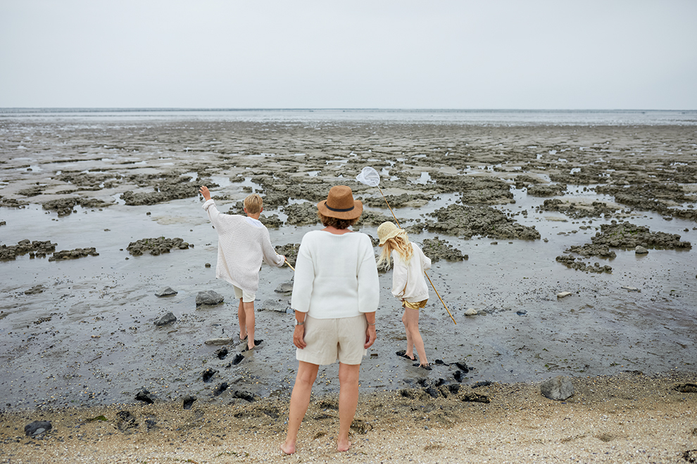 Moeder en kinderen aan de Friese Waddenkust