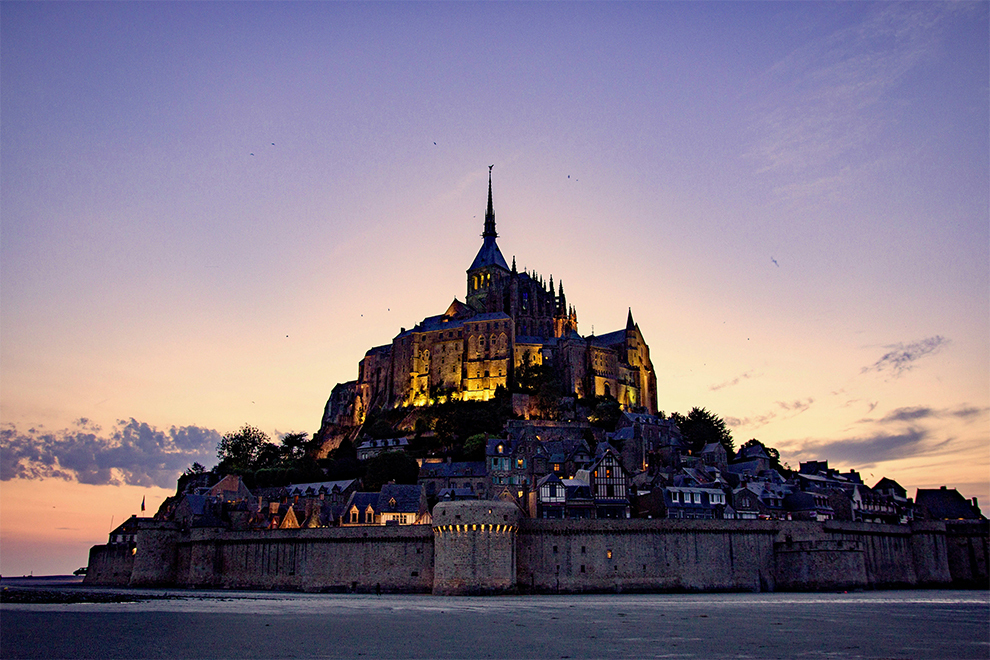 Uitzicht op Mont Saint-Michel tijdens de zonsondergang.