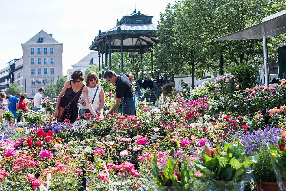 Vrolijke bloemenmarkt zomers Gent