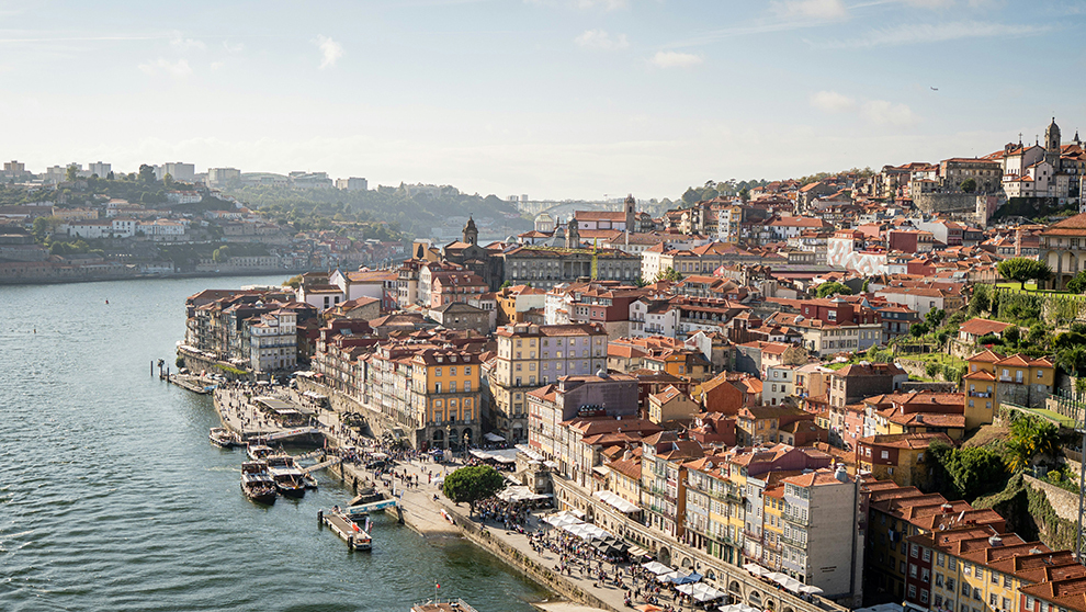 De stad Porto van bovenaf op een zonnige middag