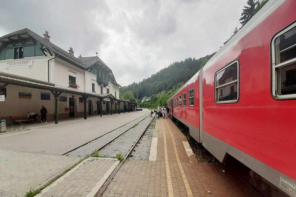 Rode trein staat stil op een station in Slovenië