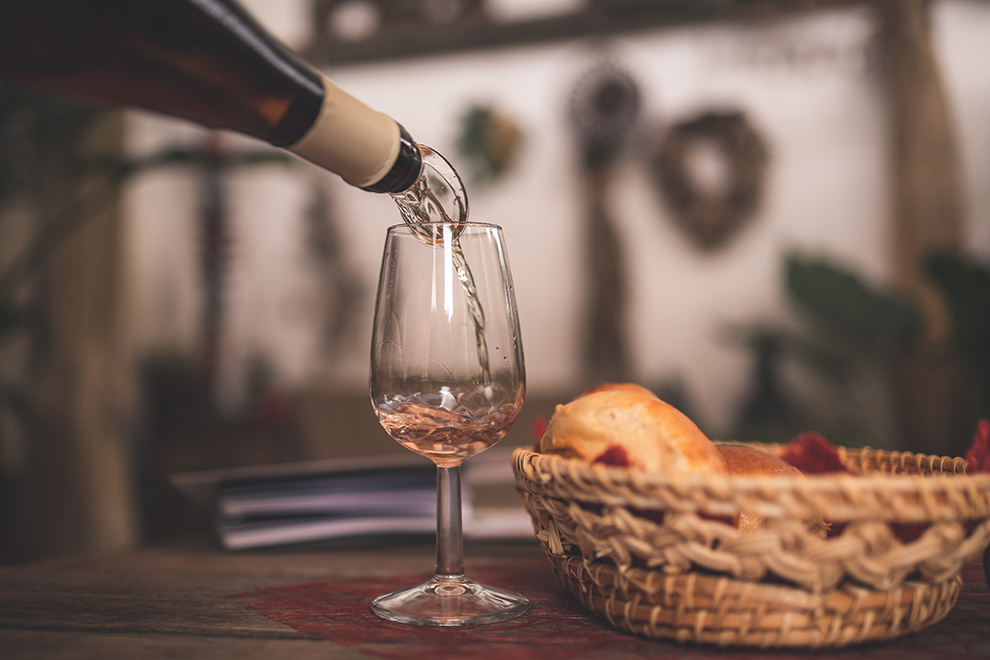 Wijnglas wordt ingeschonken tijdens wijnproeverij