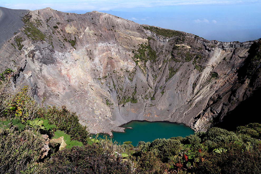 De imposante krater van de Irazuvulkaan in Costa Rica