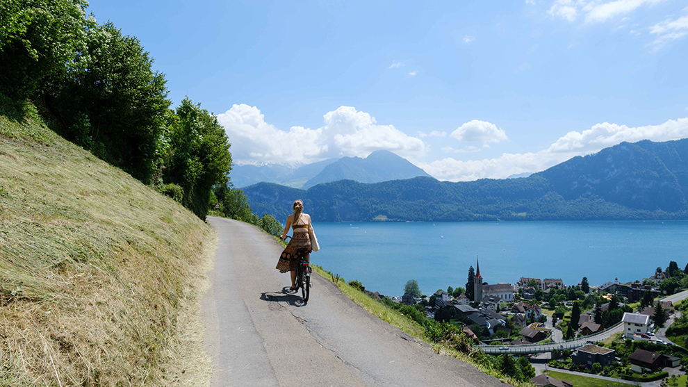 Fietsen langs felblauw bergmeer in Zwitserland