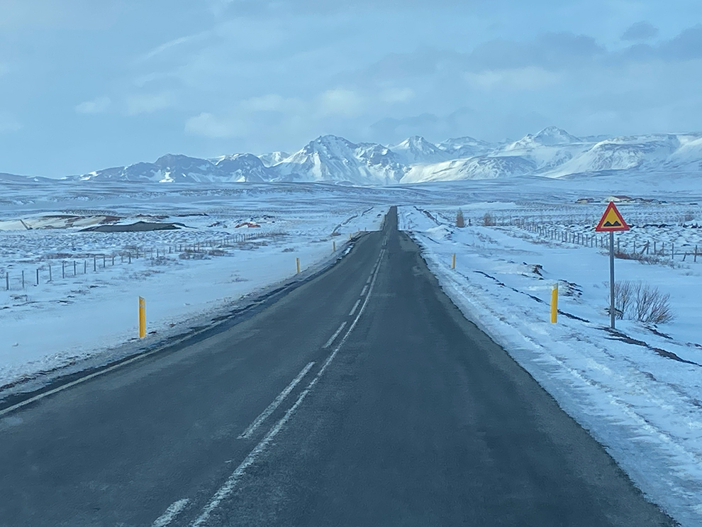 Winterse met sneeuw omringde weg in IJsland