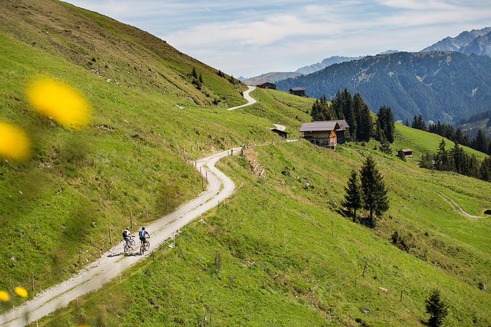 Fietsen door de groene bergen van het Zillertal in Oostenrijk