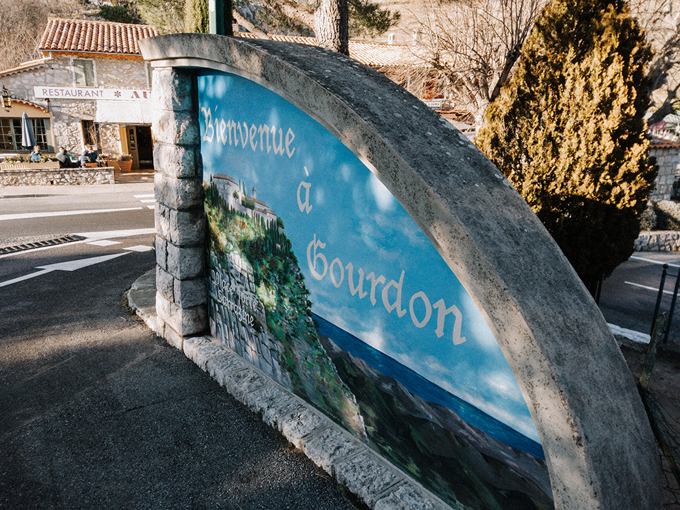 Welkomstbord in dorpje Gourdon, Frankrijk