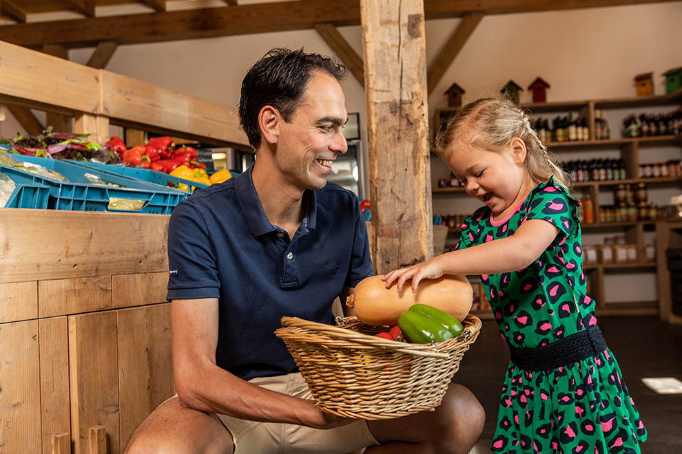 Vader en dochter in de boerderijwinkel van Roosendaal