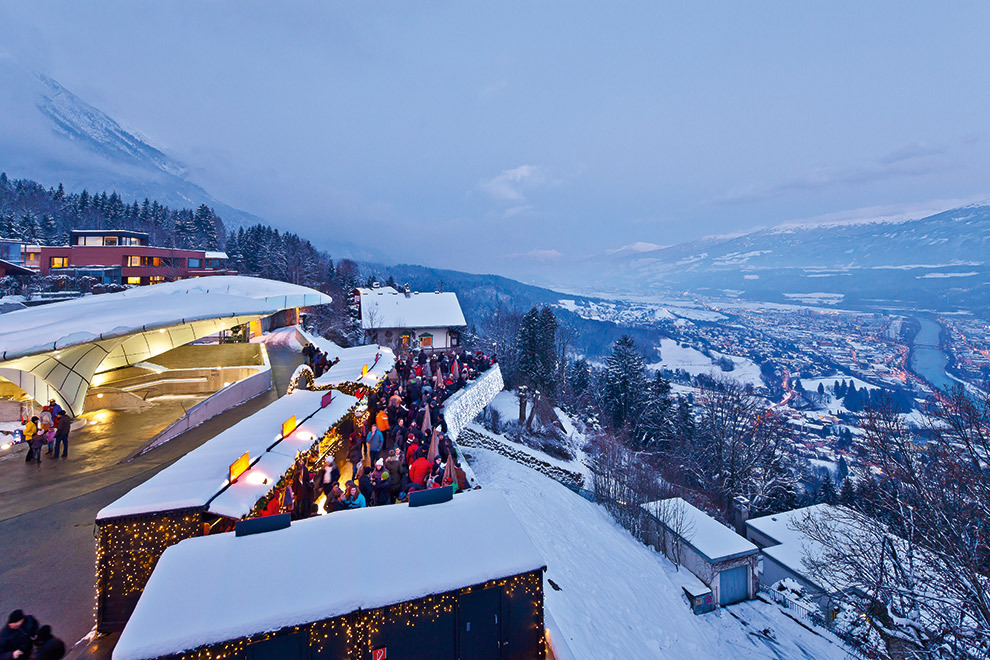 Kerstmarkt met panoramisch uitzicht