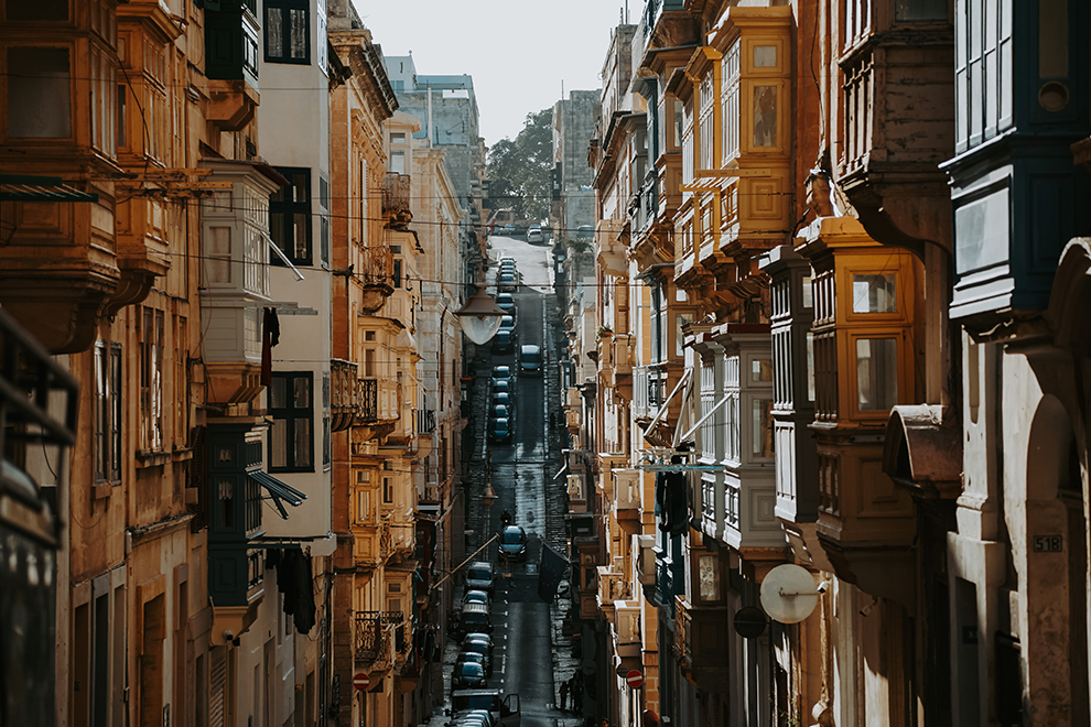 Uitzicht op de smalle en steile straten van Valletta in Malta