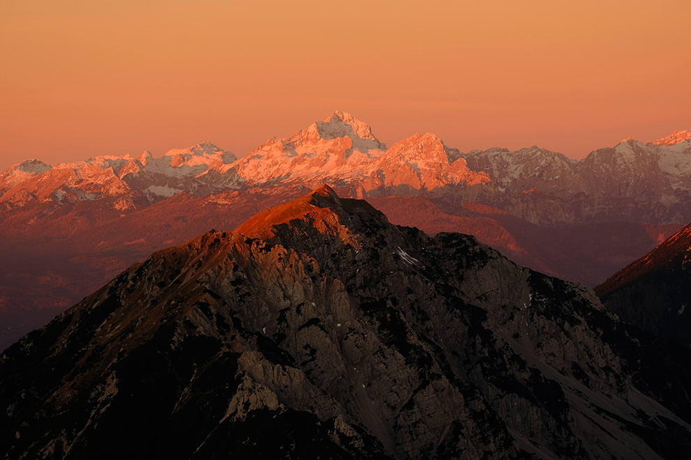 Zonsondergang boven Mt Triglav in Slovenië