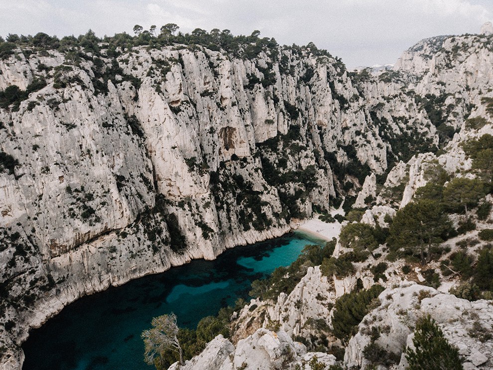 Uitzicht op rotsen en turquoise water in Calanques bij Marseille