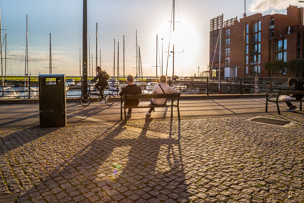 Fietsen op de kade in Zuid-Zweedse Malmö