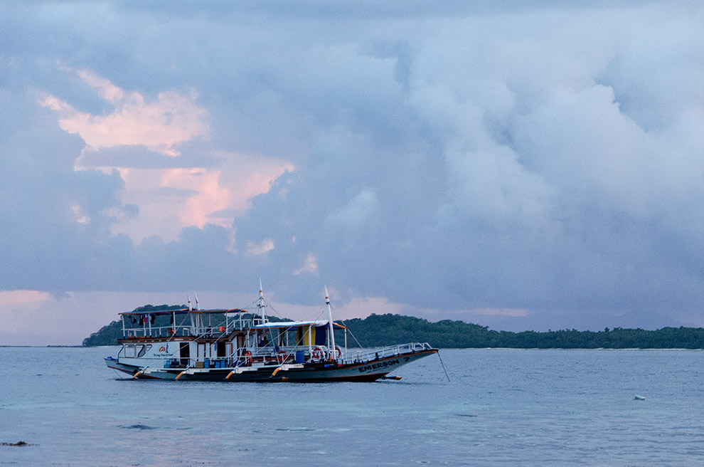 Filipijnse vissersboot bij zonsondergang