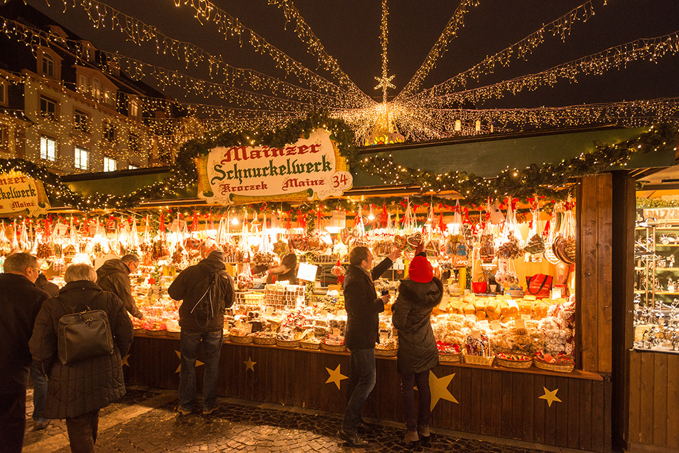 Rijkversierde kraampjes op kerstmarkt in Mainz