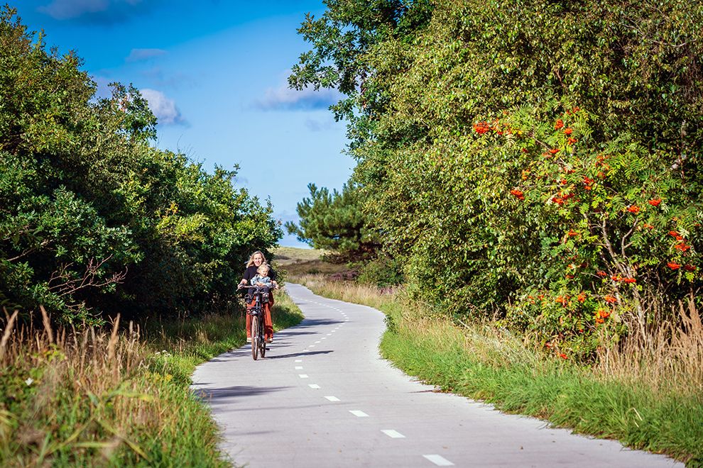 Moeder en kind op fietstocht op Texel