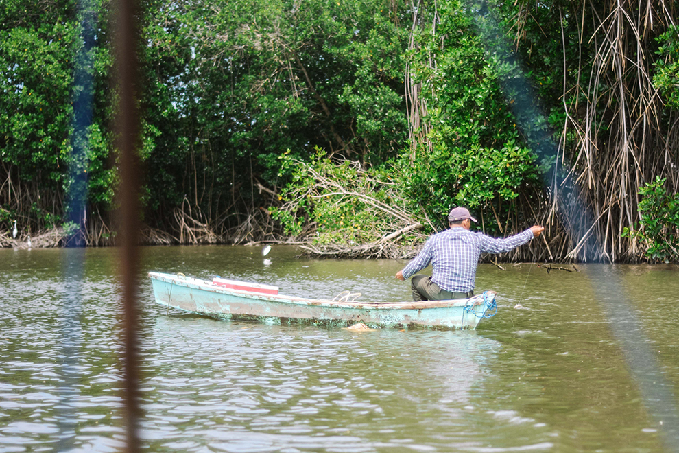 Vissersbootje op de rivier in El Paredón, Guatemala