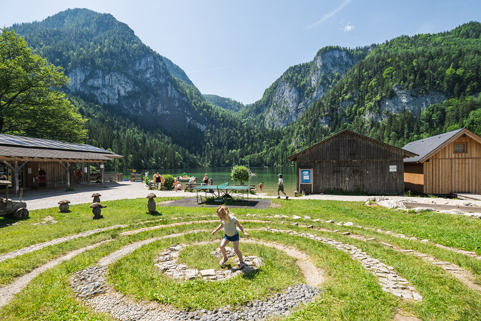 Dochter Maeve ontdekt speeltuin bij zwemwater Gleinkersee in Oostenrijk