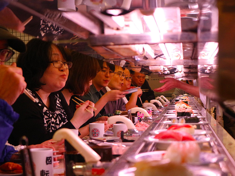 Japanners eten sushi in Tokio