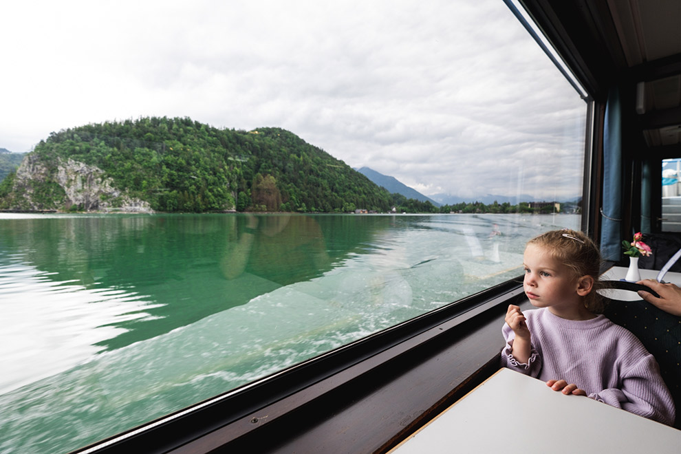 Dochter Maeve kijkt uit het raam tijdens overtocht met boot