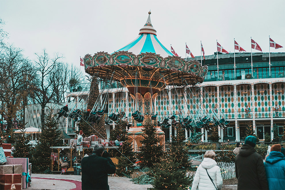 De bekende draaimolen in de Tivoli laat zijn passagiers vol plezier door de lucht slingeren.