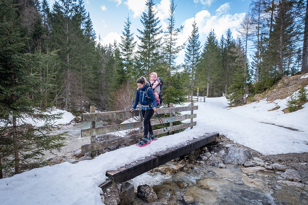 Sneeuwschoenwandelen door Oostenrijkse bossen