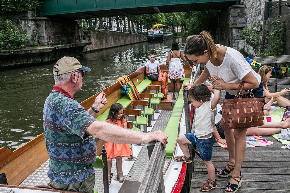 Familie stapt in de elektrische watertram in Gent 