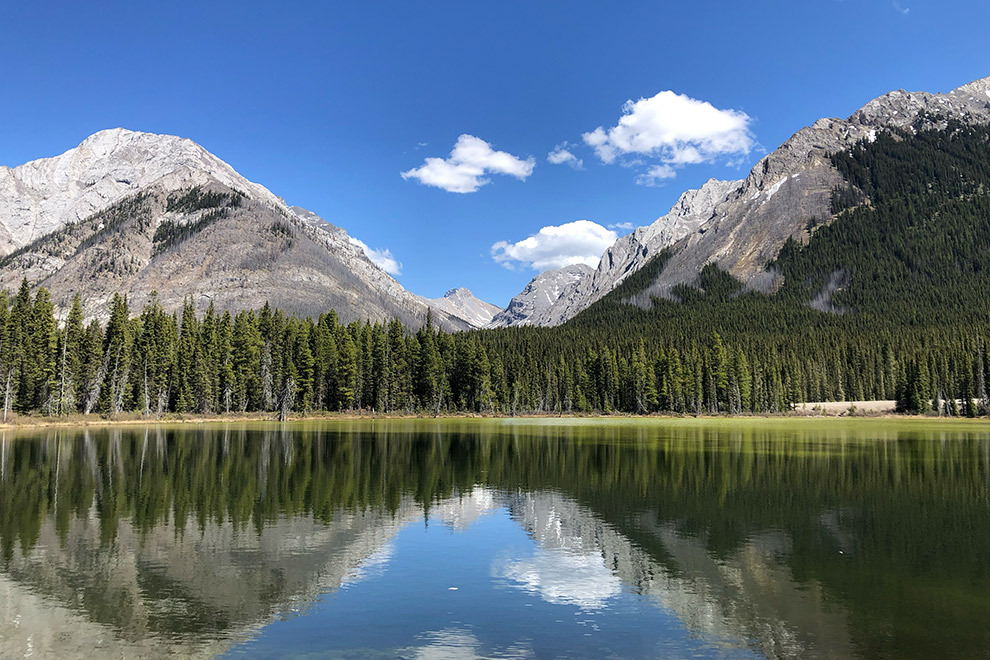 Spiegelend meer in Kananaskis Country