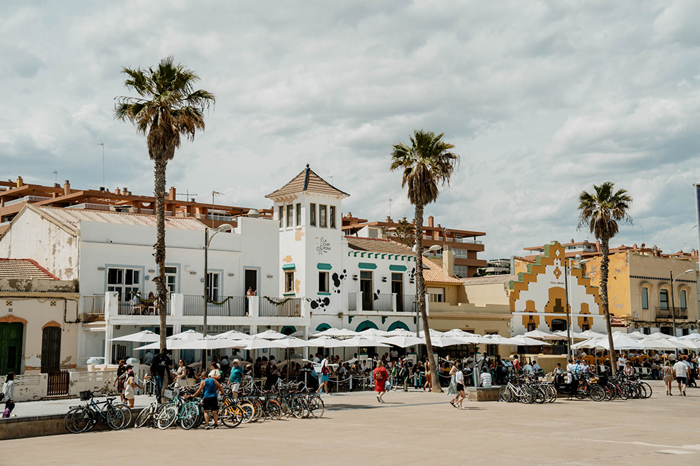 De boulevard aan het strand in Valencia