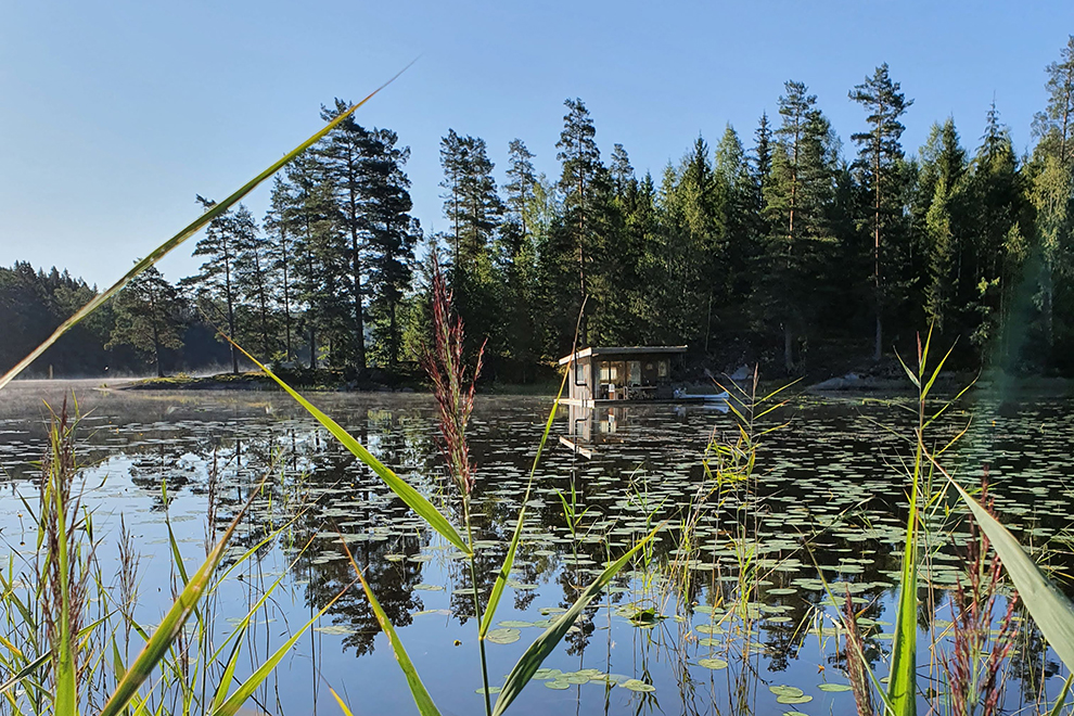 Naturbyn Cabin te midden van meer in Zweden