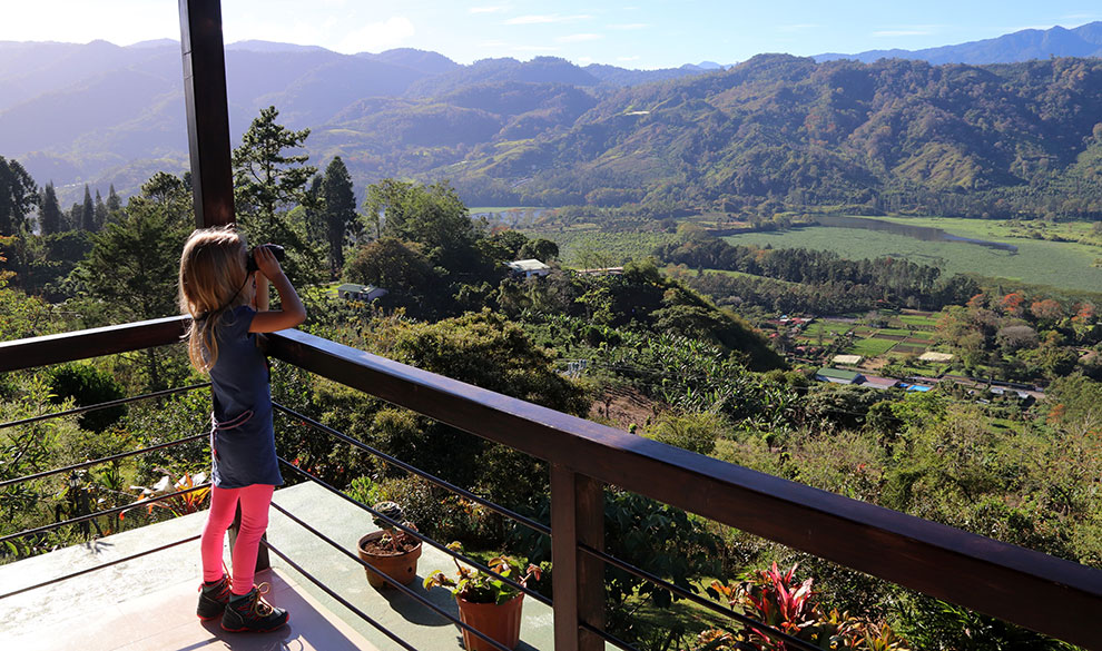 Kind met verrekijker in de Orosivallei in Costa Rica 