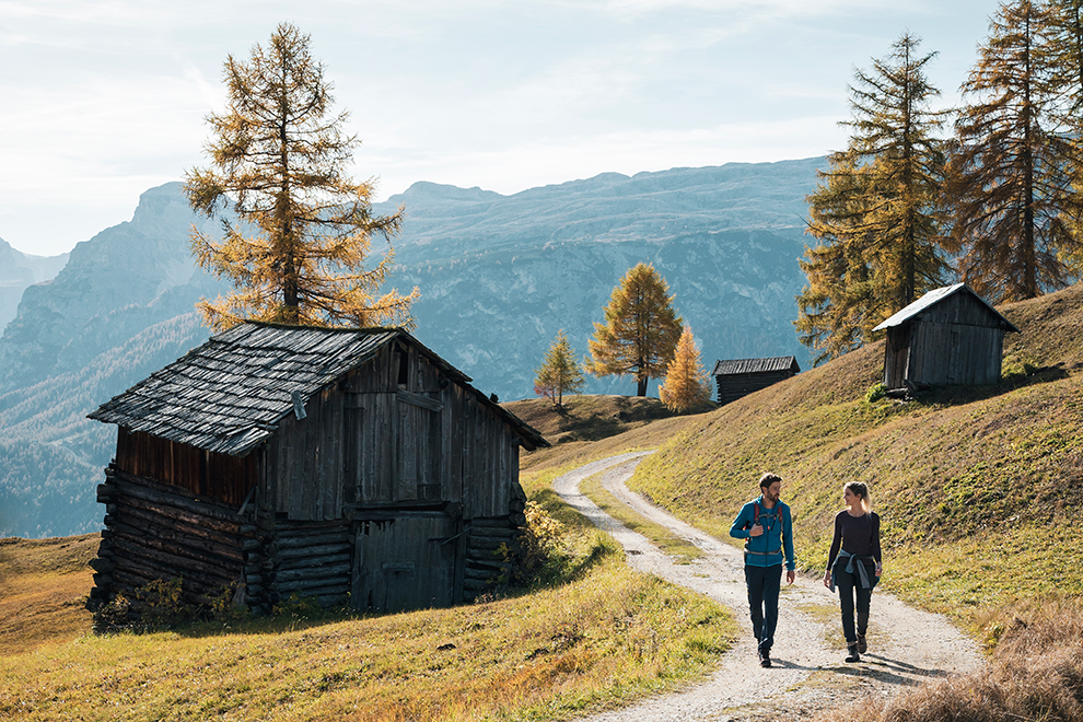Wandelen door herfstige vallei in Zuid-Tirol